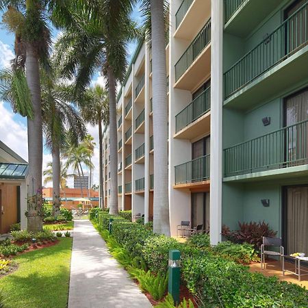 Courtyard By Marriott Fort Lauderdale East / Lauderdale-By-The-Sea Bagian luar foto
